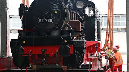 Sie ist das Herzstück der Ausstellung: Eine preußische T13 Dampflokomotive, die ihr Innenleben offenbart. (Archivbild) / Foto: Martin Schutt/dpa