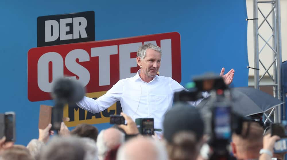 In zwei Verfahren vor dem Landgericht Halle ist Höcke zuletzt wegen des Verwendens von Kennzeichen verfassungswidriger Organisationen schuldig gesprochen worden. / Foto: Bodo Schackow/dpa