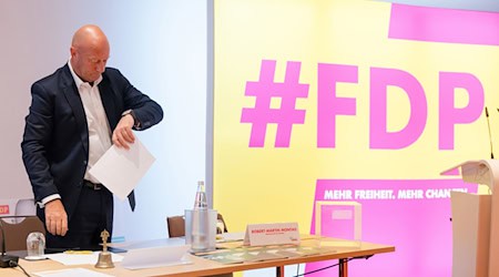 Die Thüringer FDP beschließt bei einem Parteitag einen Wahlaufruf mit ihren wichtigsten Forderungen. / Foto: Michael Reichel/dpa