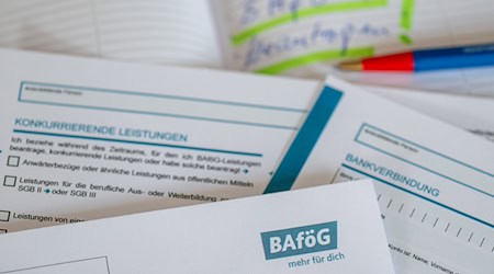 Bis ins Jahr 2019 sank die Zahl der Studierenden, Schülerinnen und Schüler, die Bafög bekamen, stetig. Seit 2020 nimmt sie wieder zu. (Symbolbild) / Foto: Hendrik Schmidt/dpa