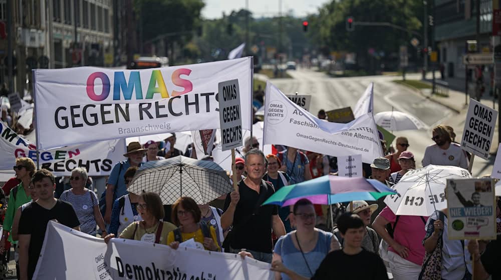 «Omas gegen Rechts» auf der Straße: Mehrere Hunder Menschen demonstrieren in Erfurt für den Schutz der Demokratie. / Foto: Hannes P. Albert/dpa