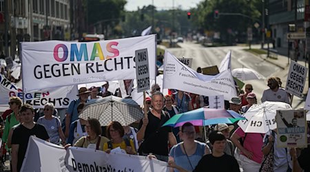 «Omas gegen Rechts» auf der Straße: Mehrere Hunder Menschen demonstrieren in Erfurt für den Schutz der Demokratie. / Foto: Hannes P. Albert/dpa