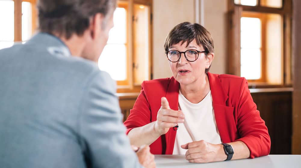 Eine mögliche Koalition zwischen SPD und BSW auf Ländereben, schließt Saskia Esken nicht per se aus. / Foto: Nora Klein /ZDF/dpa