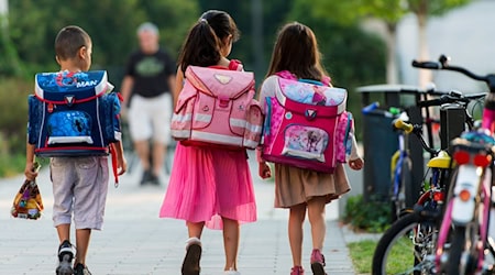 Am Donnerstag sind sie wieder unterwegs - Thüringens Schulkinder. (Archivbild) / Foto: Monika Skolimowska/dpa/dpa-tmn