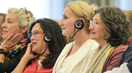 Literaturübersetzung, Kulturmangament und Theater: Für ihre Arbeit auf dem jeweiligen Gebiet sind Claudia Cabrera (r-l), Iskra Geshoska und Carmen Romero Quero mit der Goethe-Medaille ausgezeichnet worden. / Foto: Hannes P. Albert/dpa