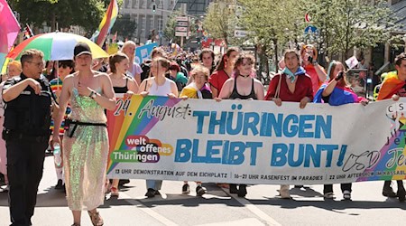 Unter dem Motto «Thüringen bleibt bunt!» gingen viele Menschen beim CSD auf die Straße. / Foto: Bodo Schackow/dpa