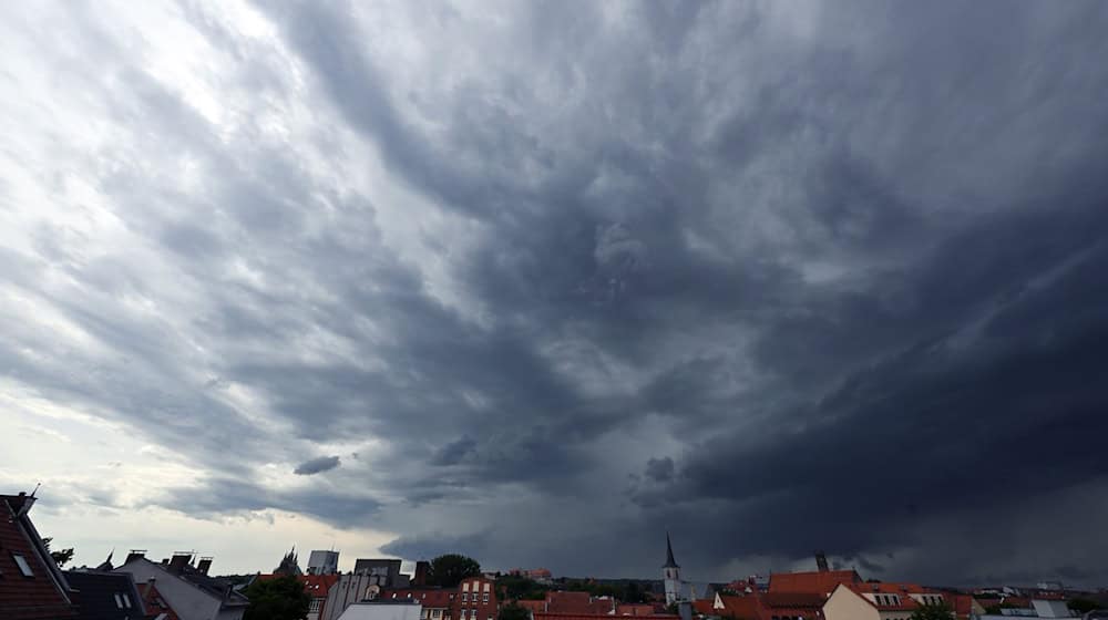 Teilweise bis zu 60 Liter Regen können innerhalb kurzer Zeit pro Quadratmeter fallen. (Archivfoto) / Foto: Martin Schutt/dpa