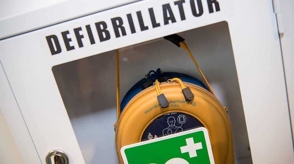 Defibrillatoren können Leben retten, wenn das Herz aus dem Takt gerät. (Symbolfoto) / Foto: Peter Kneffel/dpa