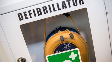 Defibrillatoren können Leben retten, wenn das Herz aus dem Takt gerät. (Symbolfoto) / Foto: Peter Kneffel/dpa