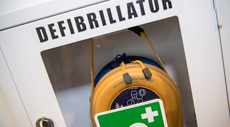 Defibrillatoren können Leben retten, wenn das Herz aus dem Takt gerät. (Symbolfoto) / Foto: Peter Kneffel/dpa