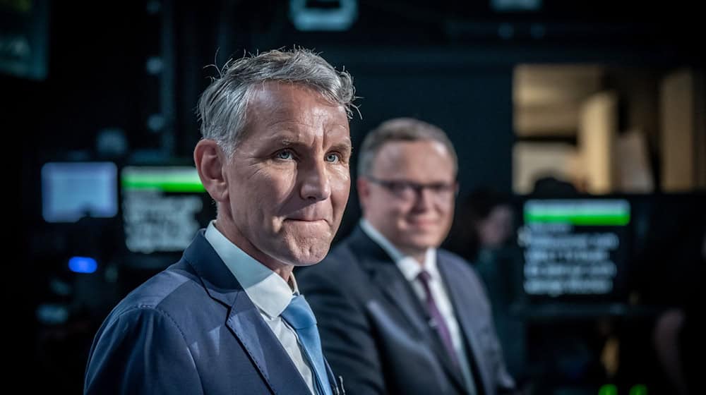 Erneut geraten Björn Höcke (vorne, AfD) und Mario Voigt (CDU) in einer TV-Runde verbal aneinander. Grund ist die Politik im AfD-geführten Landkreis Sonneberg. / Foto: Michael Kappeler/dpa