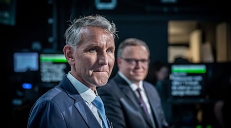 Erneut geraten Björn Höcke (vorne, AfD) und Mario Voigt (CDU) in einer TV-Runde verbal aneinander. Grund ist die Politik im AfD-geführten Landkreis Sonneberg. / Foto: Michael Kappeler/dpa