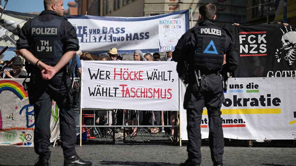 Auch Pfiffe und Rufe von Gegendemonstranten waren während Höckes Rede zu hören. / Foto: Hannes P. Albert/dpa