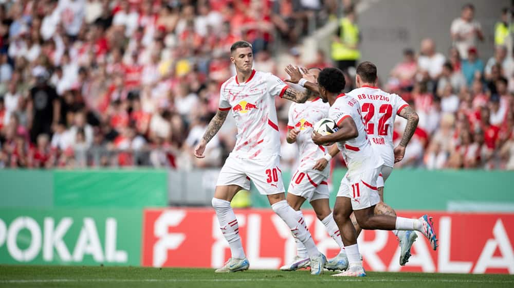 Die Spieler von RB-Leipzig feiern den Sieg bei Rot-Weiss Essen. / Foto: Fabian Strauch/dpa