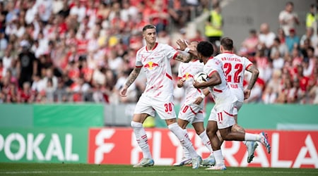 Die Spieler von RB-Leipzig feiern den Sieg bei Rot-Weiss Essen. / Foto: Fabian Strauch/dpa