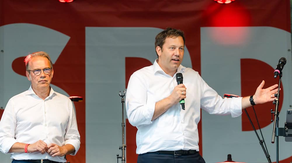 Parteiprominenz beim Wahlkampfendspurt der Thüringer SPD: Parteichef Lars Klingbeil neben dem Thüringer SPD-Spitzenkandidaten Georg Maier (r.) / Foto: Michael Reichel/dpa