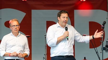 Parteiprominenz beim Wahlkampfendspurt der Thüringer SPD: Parteichef Lars Klingbeil neben dem Thüringer SPD-Spitzenkandidaten Georg Maier (r.) / Foto: Michael Reichel/dpa