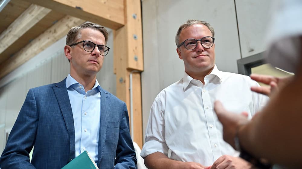 Thüringens CDU-Spitzenkandidat Mario Voigt und CDU-Generalsekretär Carsten Linnemann sprechen über die Folgen aus dem Anschlag in Solingen.  / Foto: Martin Schutt/dpa