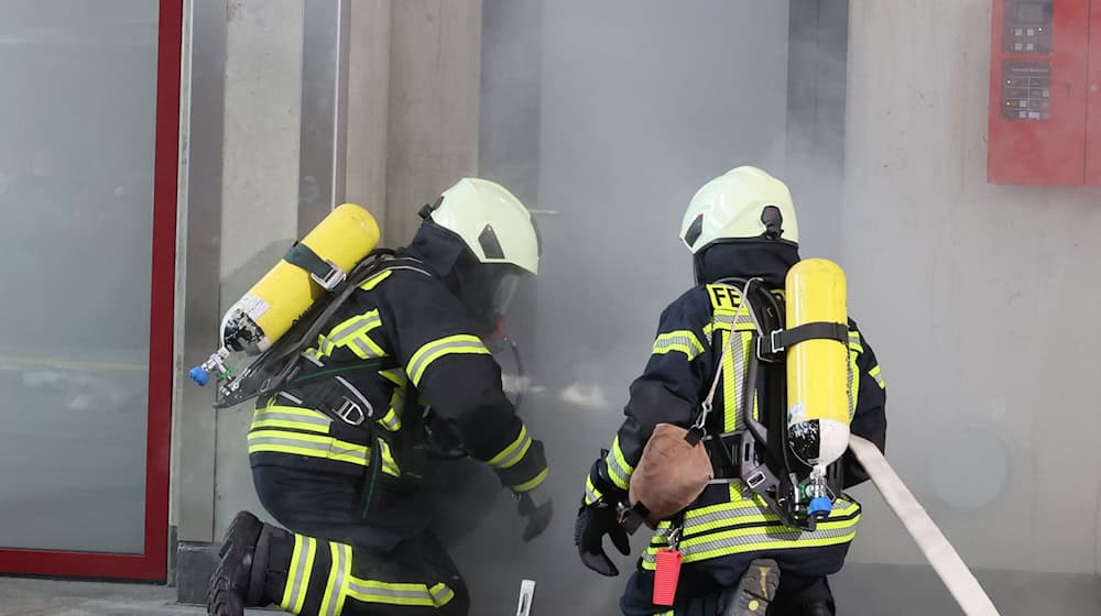 Die Zahl der Feuerwehreinsätze ist in Thüringen 2023 nur geringfügig gestiegen. (Archivbild) / Foto: Bodo Schackow/dpa