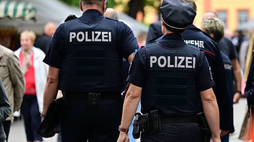 Polizisten sollen künftig vermehrt auf Thüringer Volksfesten anzutreffen sein. (Archivbild) / Foto: Martin Schutt/dpa