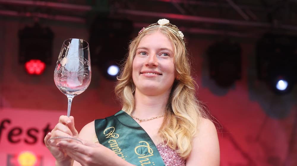 Saskia Zahn ist Thüringens neue Weinprinzessin. / Foto: Bodo Schackow/dpa