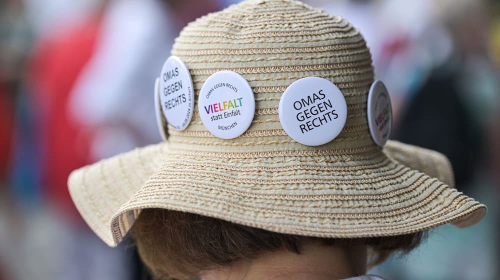 Die «Omas gegen Rechts» haben sich in Erfurt getroffen. / Foto: Hannes P. Albert/dpa