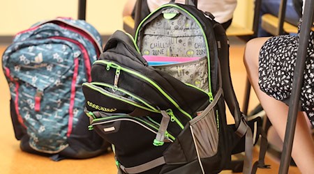 An einer Schule in Thüringen ist ab sofort bauchfreie Kleidung tabu. (Archivbild) / Foto: Bodo Schackow/dpa