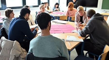 Im März starteten sie bei der German Professional School - nun haben Dutzende junge Leute einen Arbeits- oder Ausbildungsvertrag in der Tasche. (Archivbild)  / Foto: Martin Schutt/dpa