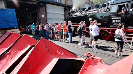 Volles Haus am ersten Tag des großen Festwochenendes zum 125. Geburtstag von Harzquer- und Brockenbahn. Auf dem Festgelände in Wernigerode waren vor allem die Führerstandsmitfahrten beliebt.   / Foto: Matthias Bein/dpa