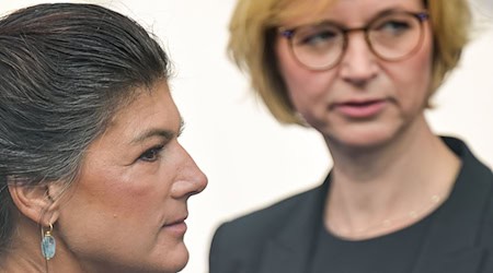 Grenzt sich von der AfD ab: Sahra Wagenknecht, Gründerin der gleichnamigen Partei, und die Thüringer Spitzenkandidatin Katja Wolf. (Archivbild) / Foto: Hannes P. Albert/dpa