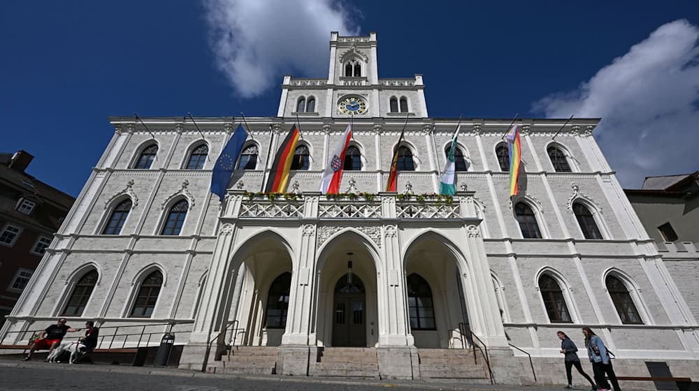 Mit dem im Rathaus verliehenen Weimarer-Dreieck-Preis zivilgesellschaftliches Engagement zwischen Deutschland, Frankreich und Polen ausgezeichnet. (Archivbild) / Foto: Martin Schutt/dpa