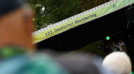 Die Wandertouren führten die Teilnehmer des 122. Deutschen Wandertags auch durch die Grenzregion zwischen Thüringen, Hessen und Niedersachsen.  / Foto: Swen Pförtner/dpa