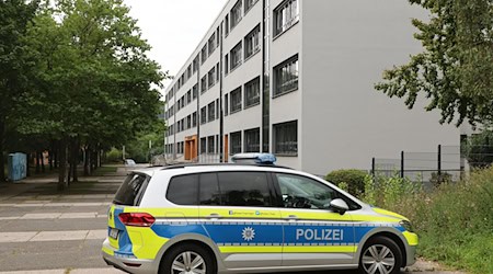 Zuletzt kam es zu einer Reihe von Bombendrohungen via E-Mail gegen Schulen. Doch in allen Fällen konnte die Polizei Entwarnung geben. (Archivbild) / Foto: Bodo Schackow/dpa