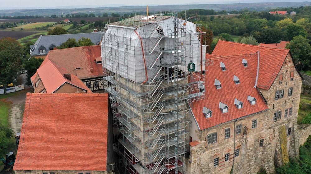 Bis zum Sommer kommenden Jahres soll die Burg Weißensee eine neue Turmhaube haben. / Foto: Martin Schutt/dpa