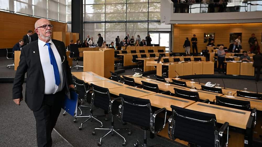 Jürgen Treutler (AfD) leitet als Alterspräsident die konstituierende Sitzung des Landtags - die CDU fordert nun eine neue Leitung.  / Foto: Martin Schutt/dpa