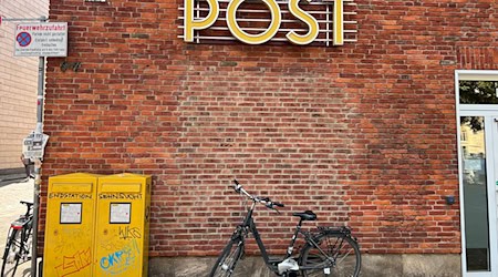 Ein Fahrrad steht vor einer Filiale der Postbank, die als Postfiliale fungiert. Anderswo in Deutschland gibt es keine Postfilialen, obwohl es sie einer staatlichen Vorschrift zufolge geben müsste. / Foto: Wolf von Dewitz/dpa