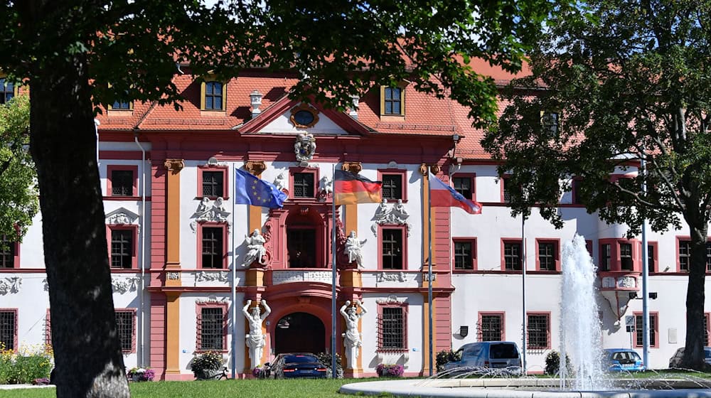 Der Hirschgarten vor der Staatskanzlei Erfurt heißt nun auch «Platz der Kinderrechte». (Archivbild) / Foto: Martin Schutt/dpa-Zentralbild/dpa