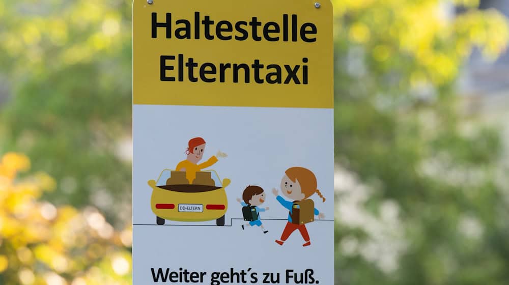 Liegen Haltestellen für Elterntaxis bald weiter weg? Rund um Schulen braucht es nach Ansicht eines Fahrradclubs autofreie Zonen. (Symbolbild) / Foto: Sebastian Kahnert/dpa