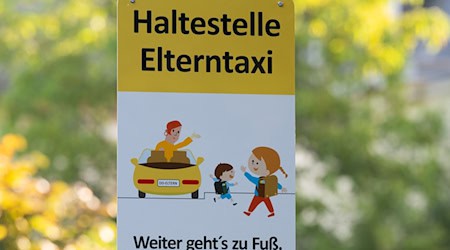 Liegen Haltestellen für Elterntaxis bald weiter weg? Rund um Schulen braucht es nach Ansicht eines Fahrradclubs autofreie Zonen. (Symbolbild) / Foto: Sebastian Kahnert/dpa