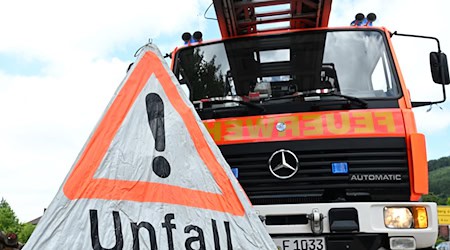 Ein Feuerwehrauto wird bei Hildburghausen schwer von den herabstürzenden Teilen eines Baumes beschädigt. (Symbolbild) / Foto: Bernd Weißbrod/dpa