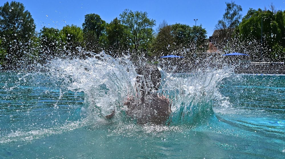 Hohe Sommertemperaturen waren für Thüringens Freibäder gut. (Symbolbild) / Foto: Martin Schutt/dpa