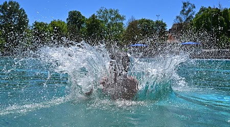 Hohe Sommertemperaturen waren für Thüringens Freibäder gut. (Symbolbild) / Foto: Martin Schutt/dpa