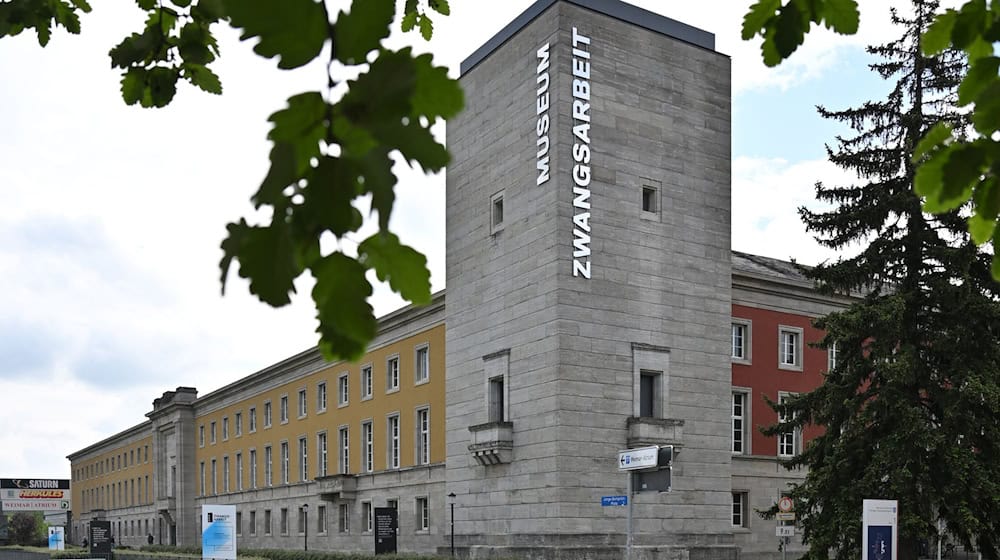 Leiter und Mitarbeitende von Gedenkstätten, Dokumentationszentren und Erinnerungsorten zu den NS-Verbrechen kommen zu einer Konferenz im Museum Zwangsarbeit im Nationalsozialismus in Weimar zusammen. / Foto: Martin Schutt/dpa