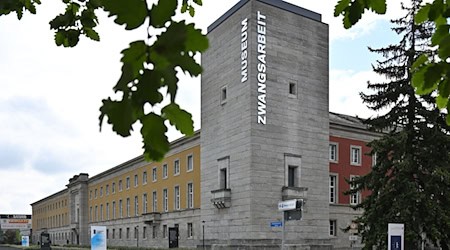 Leiter und Mitarbeitende von Gedenkstätten, Dokumentationszentren und Erinnerungsorten zu den NS-Verbrechen kommen zu einer Konferenz im Museum Zwangsarbeit im Nationalsozialismus in Weimar zusammen. / Foto: Martin Schutt/dpa