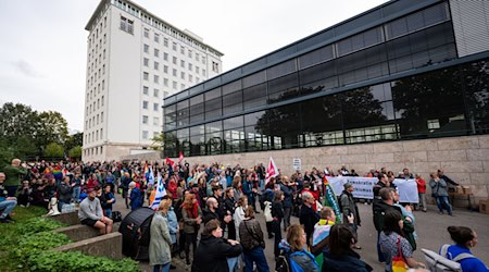 Nach DGB-Angaben beteiligten sich an der Demo vor dem Landtag etwa 300 Menschen, die Polizei sprach von mehr als 200 Teilnehmern. / Foto: Jacob Schröter/dpa