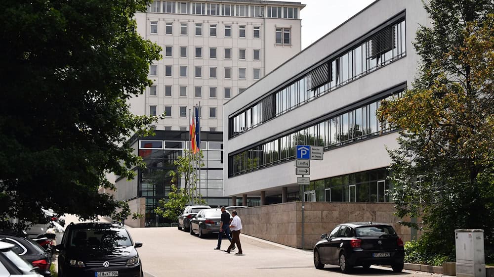 Auch der Thüringer Landtag in Erfurt ist scheinbar von dem Stromausfall betroffen. (Archivbild) / Foto: picture alliance / Jens Kalaene/dpa-Zentralbild/dpa