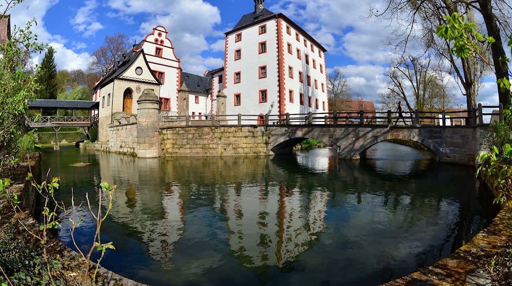 Zum vielfältigen Programm des Denkmaltags in Thüringen gehören auch Führungen durch Schloss Kochberg. Das Rittergut mit Schloss und Park und dem Liebhabertheater ist fast vollständig erhalten. (Archivbild) / Foto: Martin Schutt/dpa-Zentralbild/dpa