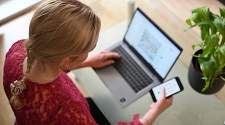 Medienpädagogen bieten im ProbierLaden Hilfe beim Umgang mit digitalen Geräten. (Symbolbild) / Foto: Helena Dolderer/dpa