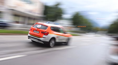 Mehrere Menschen wurden bei einem Unfall mit einem Traktor im Wartburgkreis lebensgefährlich verletzt - auch Kinder sind darunter. (Symbolbild) / Foto: Karl-Josef Hildenbrand/dpa