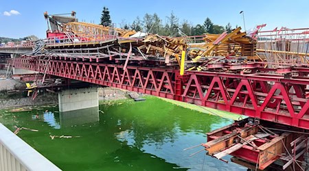 Auf einer Brückenbaustelle an der Talsperre stürzte der Kran um. / Foto: Bodo Schackow/dpa